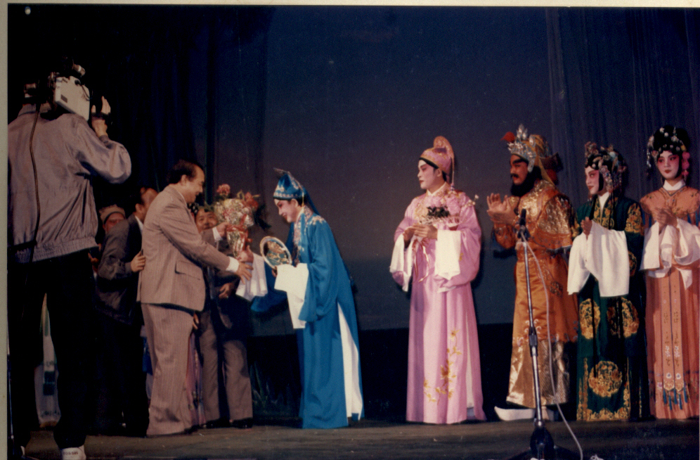 1991年3月3日,著名粵劇表演藝術(shù)家紅線女率粵劇團(tuán)回到家鄉(xiāng)開平演出 .jpg