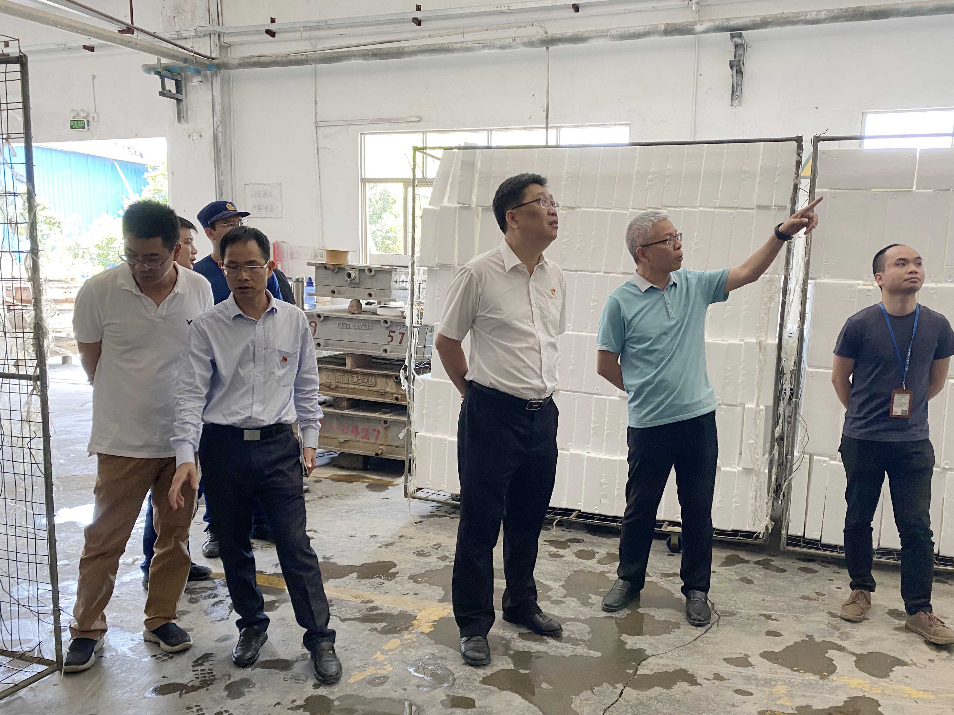 沙塘鎮黨委書記關華俊、鎮黨委委員、副鎮長李全旺開展轄區安全生產檢查 (1).jpg