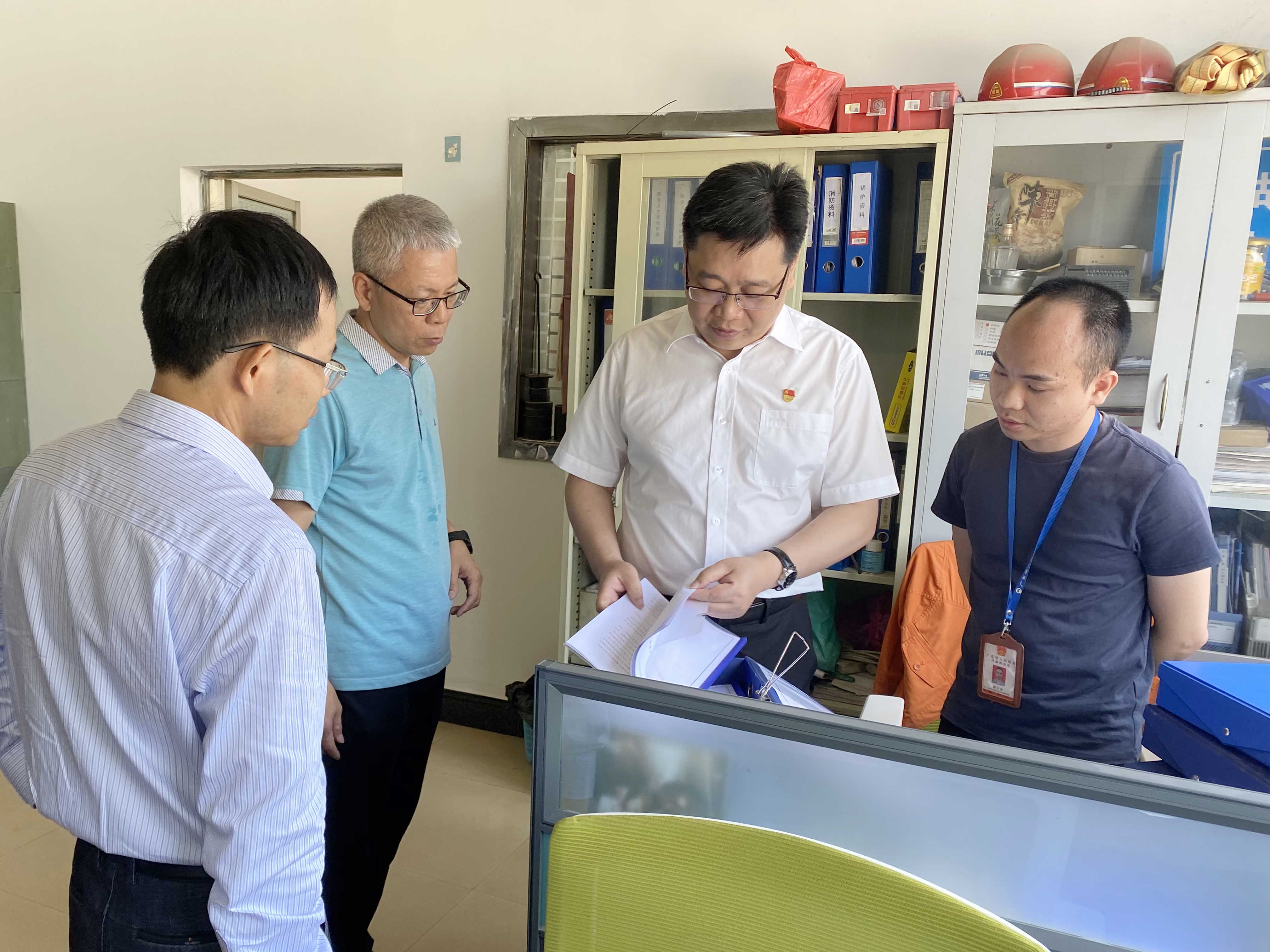 沙塘鎮黨委書記關華俊、鎮黨委委員、副鎮長李全旺開展轄區安全生產檢查 (2).jpg