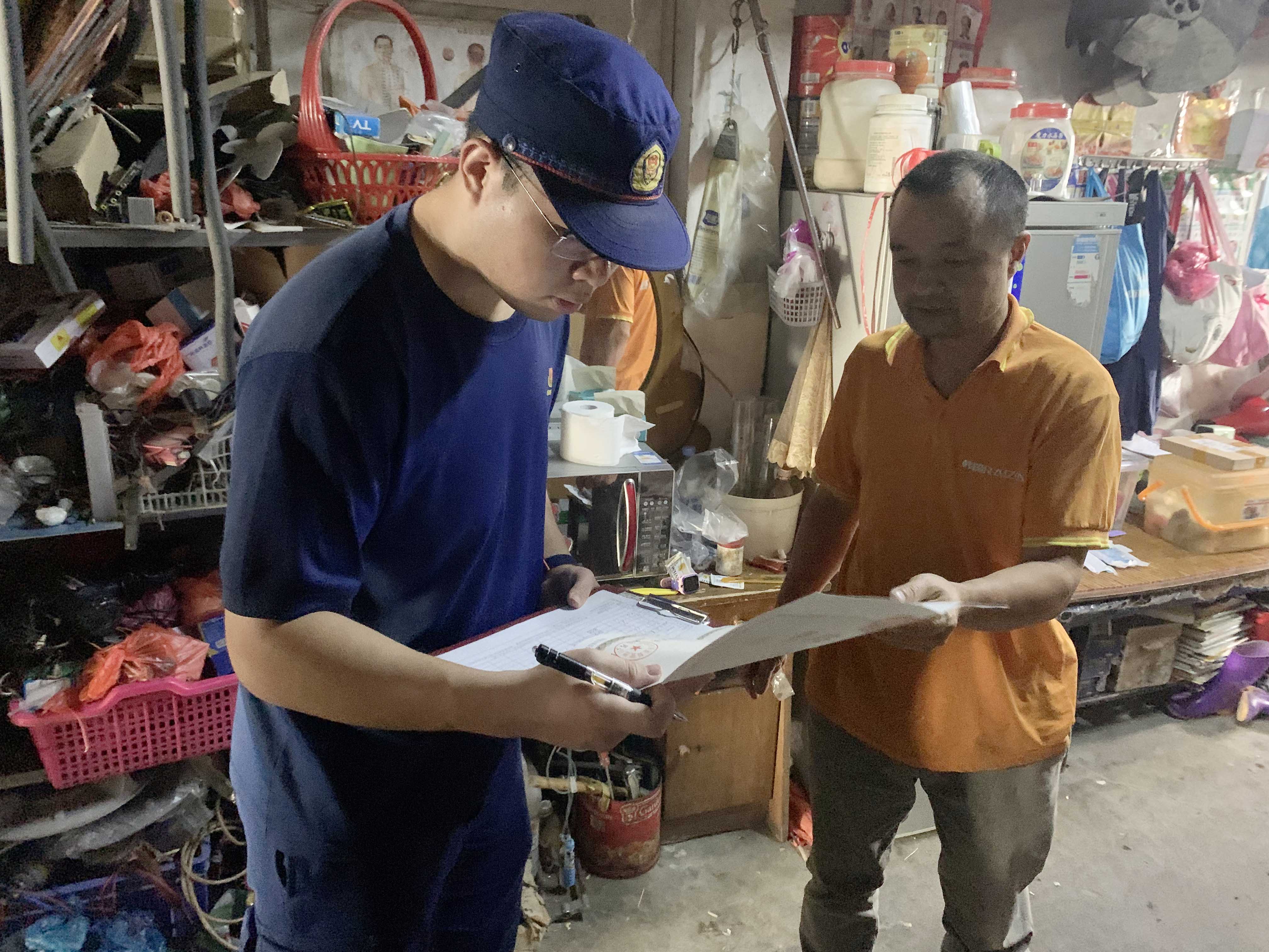 鎮應急辦、專職消防隊、農綜、公共服務辦等鎮安委會成員單位分別按各行業領域職責廣泛開展“五一”前安全檢查 (3).jpg