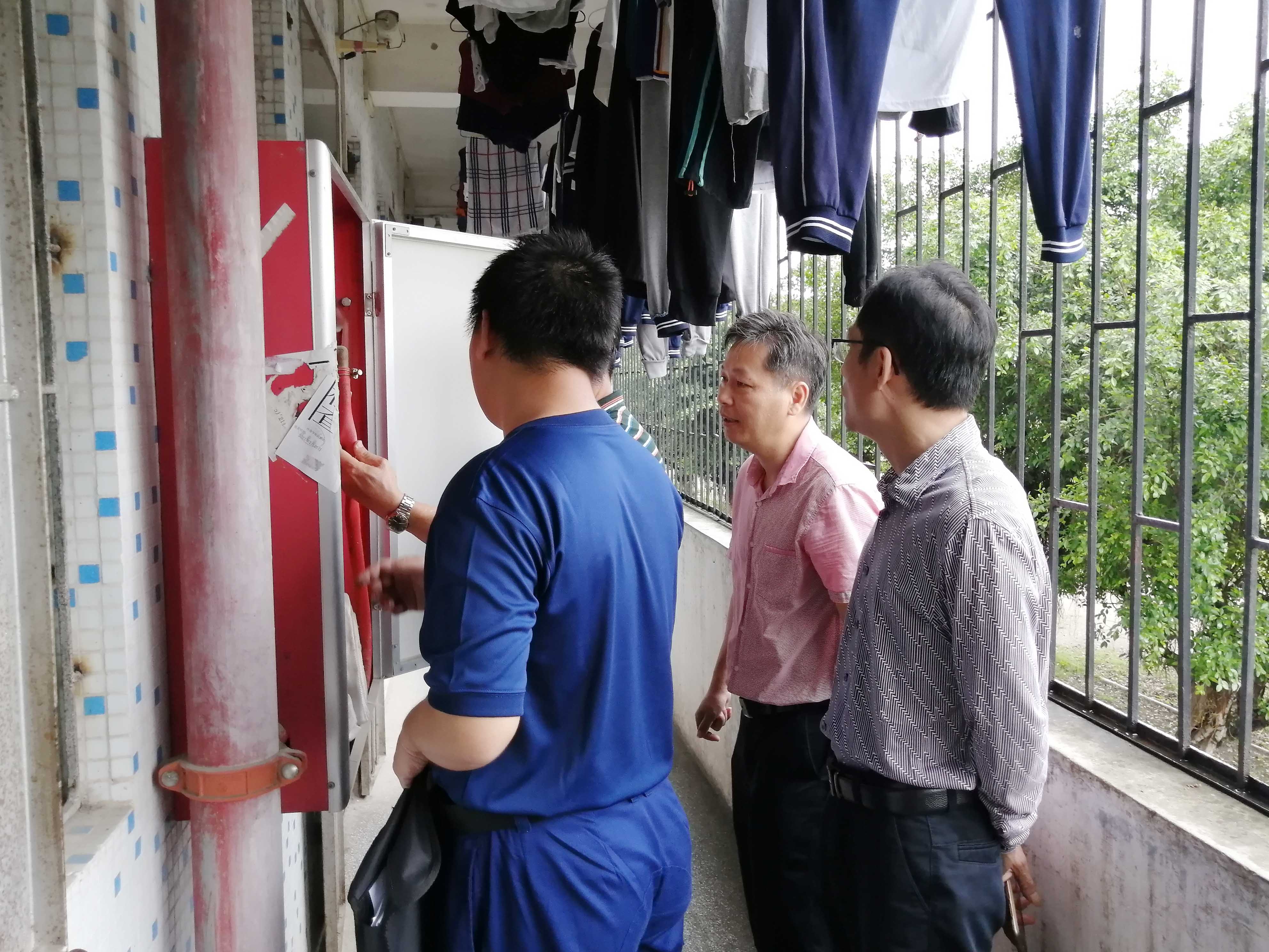 鎮應急辦、專職消防隊、農綜、公共服務辦等鎮安委會成員單位分別按各行業領域職責廣泛開展“五一”前安全檢查 (4).jpg