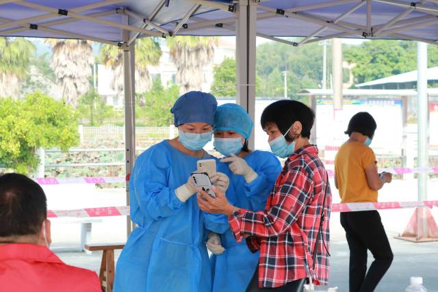 在黨旗引領下,黨員先鋒隊、網格員、青年志愿者、新業態新就業群體等積極投身抗疫一線,協助群眾做好核酸檢測工作 在黨旗引領下,黨員先鋒隊、網格員、青年志愿者、新業態新就業群體等積極投身抗疫一線,協助群眾做好核酸檢測工作