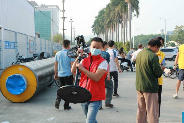 采取增設風扇等措施為工作人員和群眾提供更加舒適的核酸檢測環境 采取增設風扇等措施為工作人員和群眾提供更加舒適的核酸檢測環境