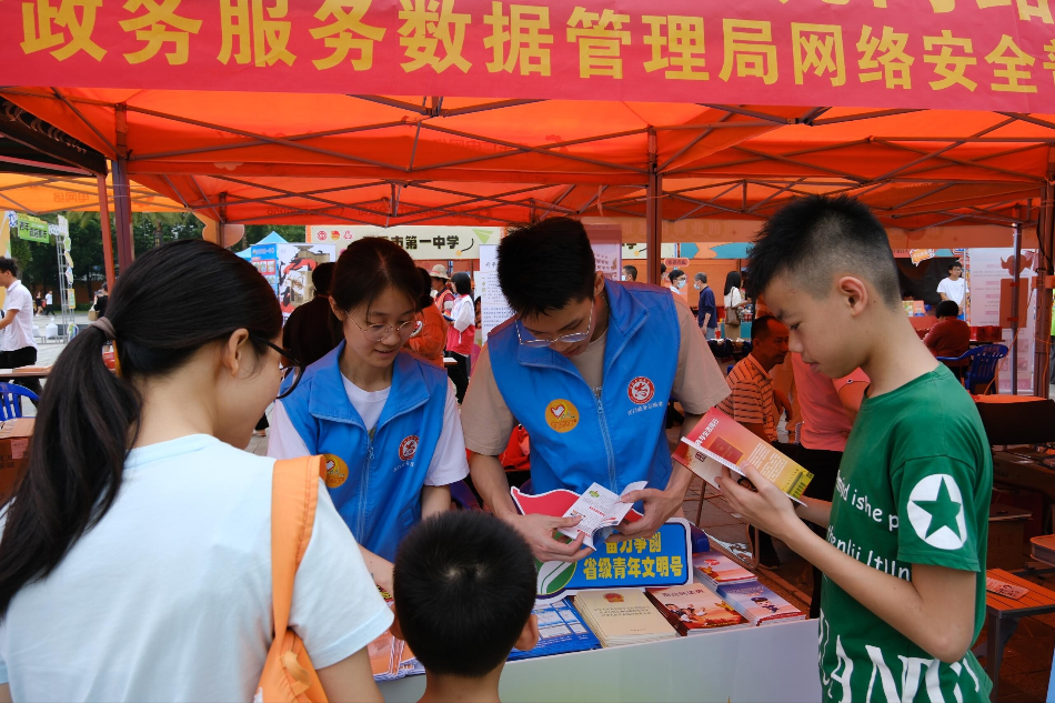 5月3日加強網絡普法 共筑網絡安全——市政數(shù)局開展網絡普法主題宣傳活動_2