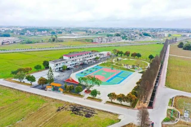 赤坎鎮(zhèn)利用省特級文化站——鎮(zhèn)文體服務中心,建成綠美生態(tài)小公園,并配套建設圖書館、小廣場、小球場,讓公園與體育、文化、休閑娛樂、培訓教育等功能融合發(fā)展。 圖片