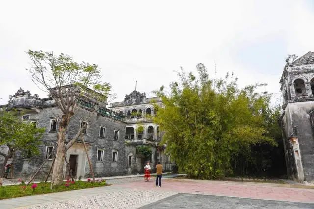 在各社交平臺上,不少網友都分享了自己在赤坎鄉(xiāng)村漫步綠地,徜徉花海,行走于僑派建筑間的旅游照片,赤坎也成為鄉(xiāng)村旅游的新興熱門目的地。 圖片