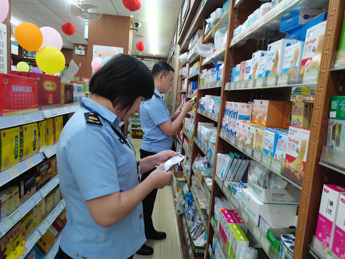 2023年9月15日開平市市場監督管理局執法人員到開平市都市藥業有限公司開展“雙隨機”檢查(田明明攝).jpg