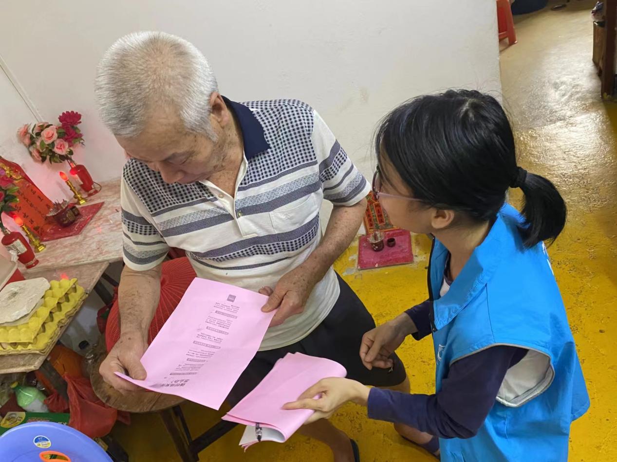 “雙百”社工為困難老人耐心講解安全避險(xiǎn)知識(shí)，及時(shí)解答疑難.jpg
