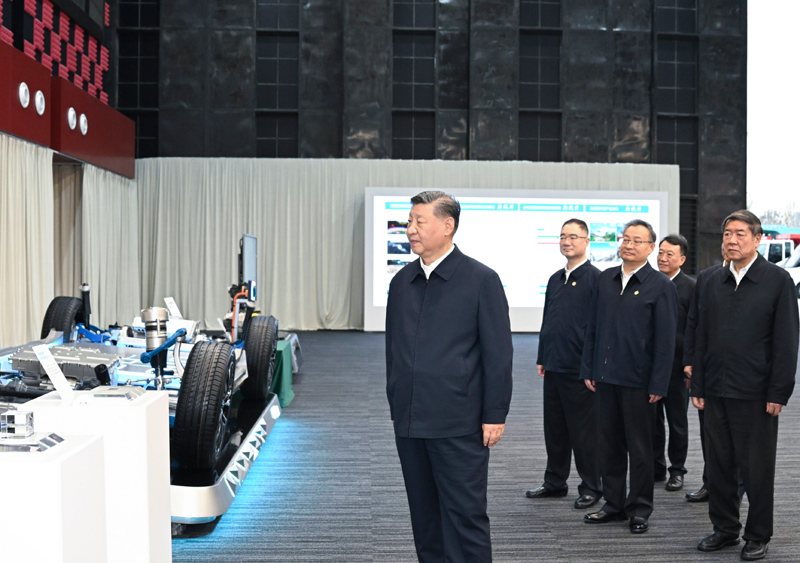 10月17日至18日，中共中央總書記、國家主席、中央軍委主席習(xí)近平在安徽考察。這是17日下午，習(xí)近平在合肥濱湖科學(xué)城察看安徽省重大科技創(chuàng)新成果集中展示。