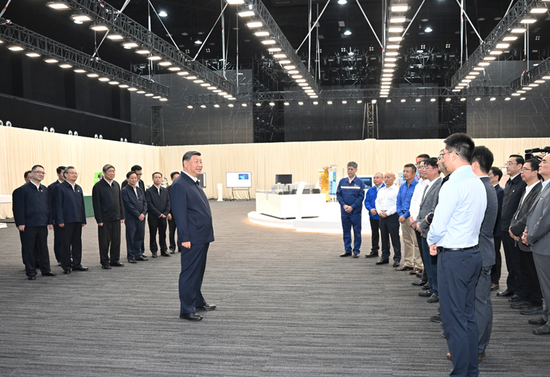 10月17日至18日，中共中央總書記、國家主席、中央軍委主席習(xí)近平在安徽考察。這是17日下午，習(xí)近平在合肥濱湖科學(xué)城考察時(shí)，同現(xiàn)場科研人員和企業(yè)負(fù)責(zé)人親切交流。