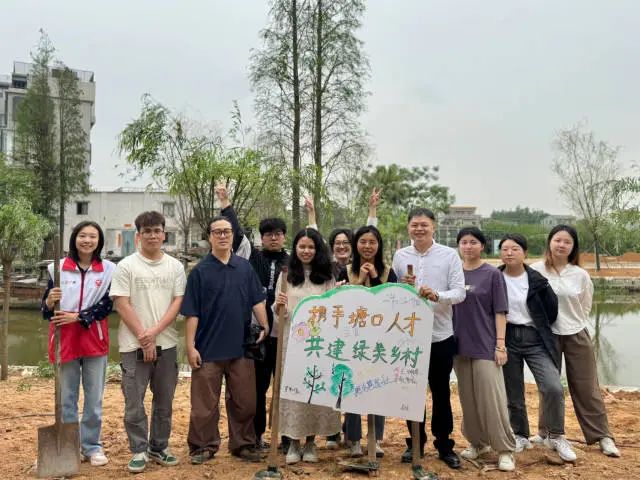 塘口青年種下“人才林”。