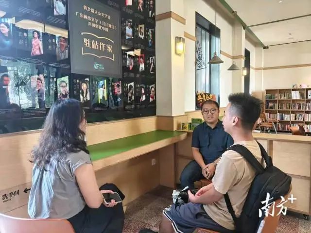 塘口“IE 公社”為作家提供貼心服務。 南方+ 申紅洲 拍攝 圖片