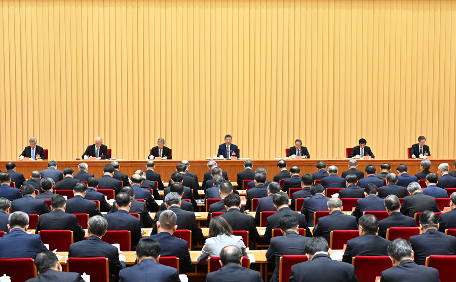 12月10日至11日,中央經濟工作會議在北京舉行。中共中央總書記、國家主席、中央軍委主席習近平出席會議并發表重要講話。李強、趙樂際、王滬寧、蔡奇、丁薛祥、李希出席會議。