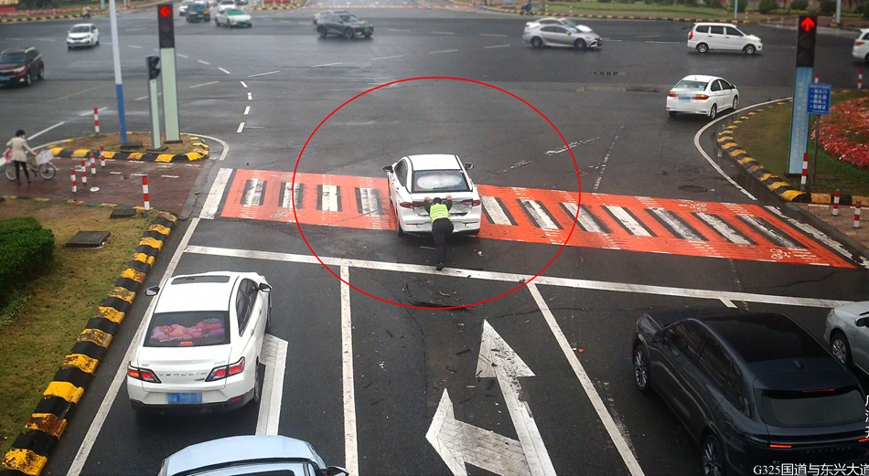 上班途中遇事故 輔警冒雨徒手推車保暢通