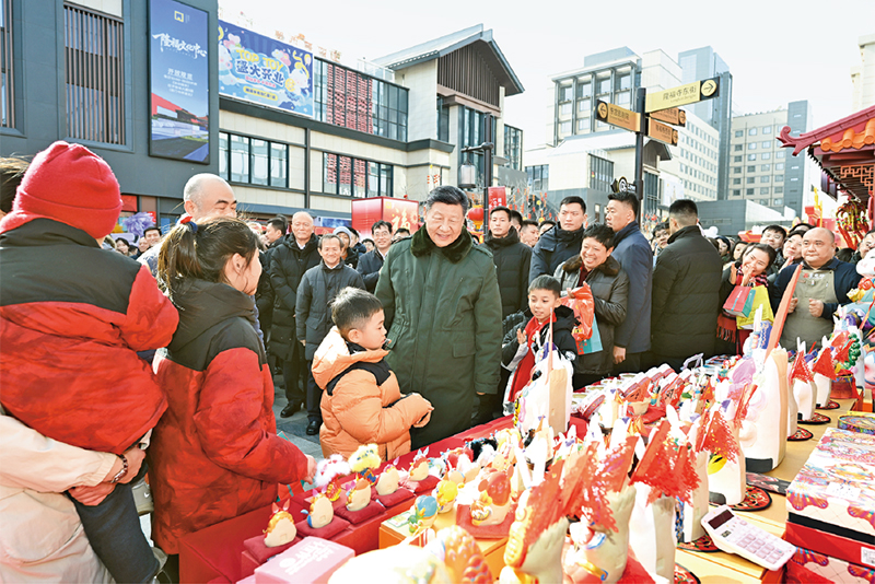 2026年2月9日至10日，中共中央總書記、國家主席、中央軍委主席習近平在北京考察并看望慰問基層干部群眾。這是10日上午，習近平在東城區隆福寺街區新春市集考察時，同現場群眾親切交流。