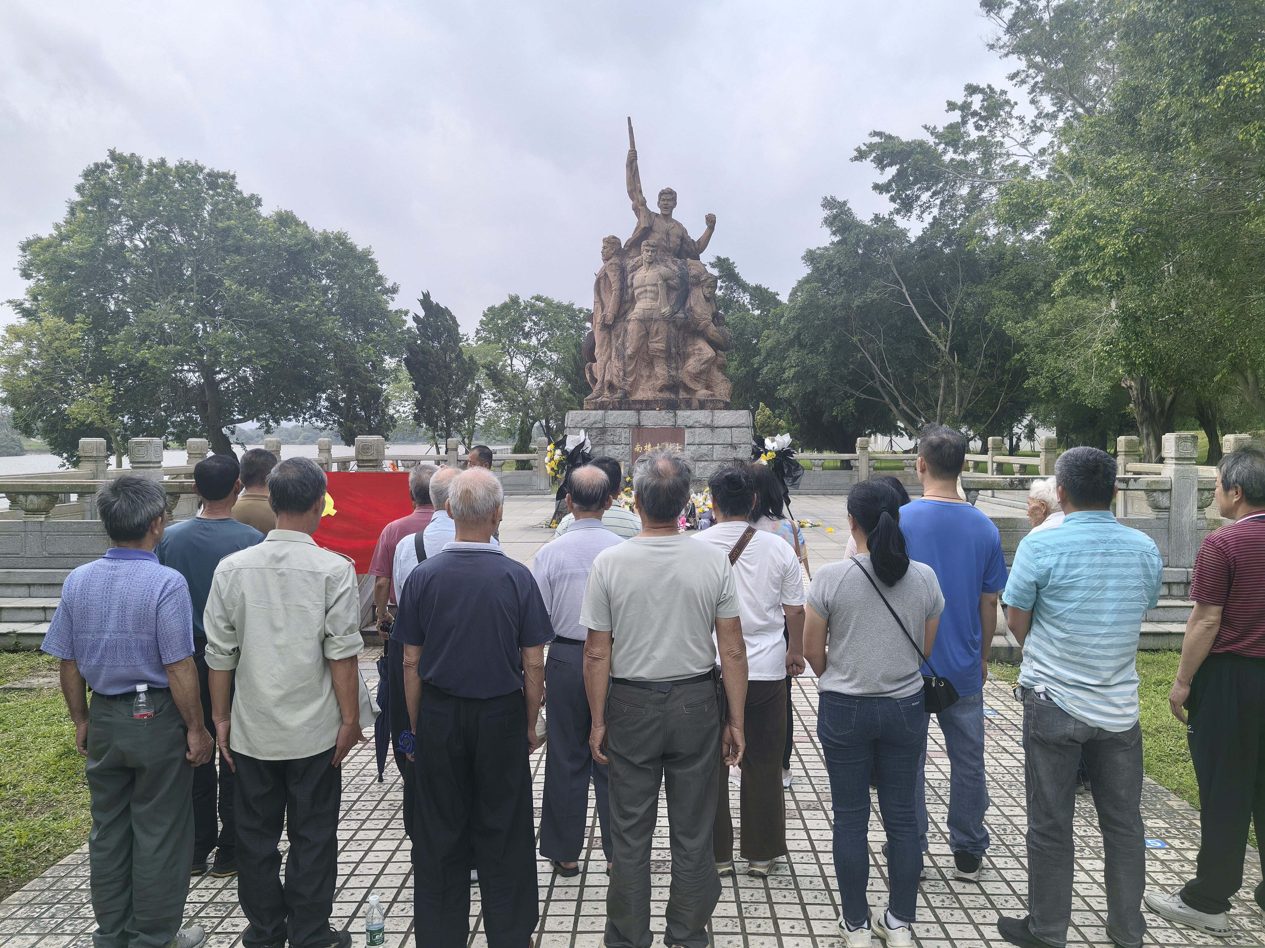 赤坎鎮(zhèn)組織清明節(jié)前開展緬懷先烈系列活動