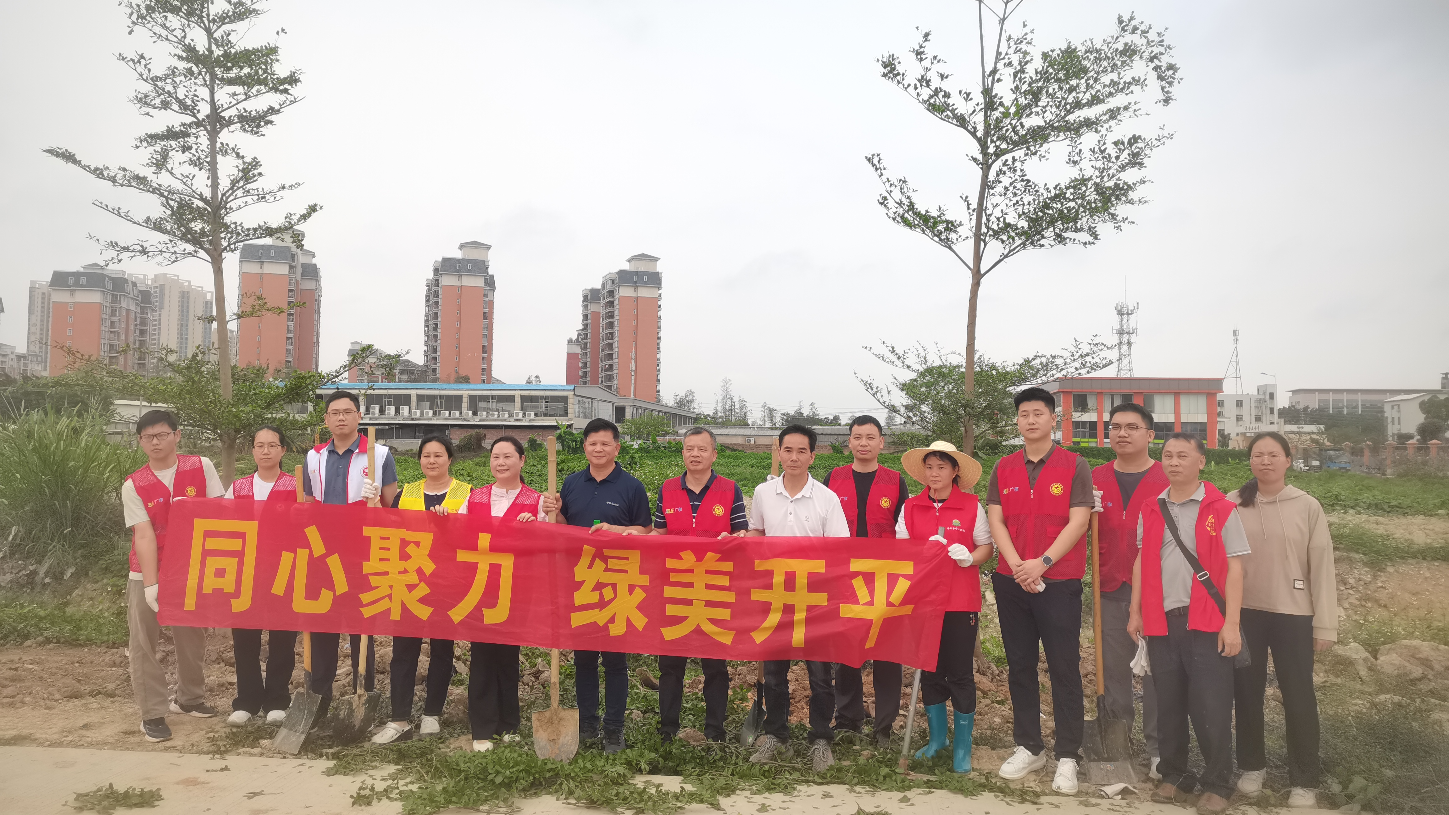 春風(fēng)添新綠 植樹正當(dāng)時——長沙街道幕村村委會開展義務(wù)植樹活動