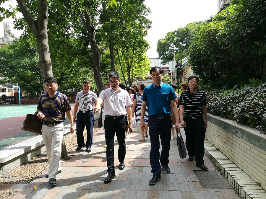 廣州培正小學校長葉志丹(前中)與開平教育局局長譚遠寧(前右)交流學校內函發展.jpg